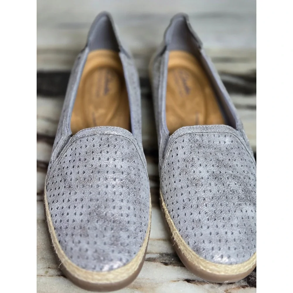 Clarks Collection Metallic Silver Grey Perforated Slip On Loafers NWB 9.5 M‎